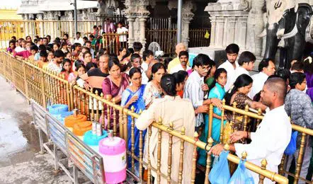 వేసవి సెలవుల ముగింపు.. యాదాద్రి లక్ష్మీనరసింహుడి దర్శనానికి పోటెత్తిన భక్తులు