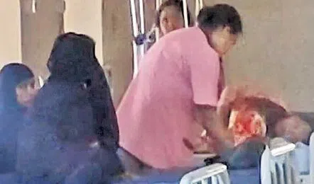 స్లైన్లు పెడుతూ.. మందులు ఇస్తూ..
