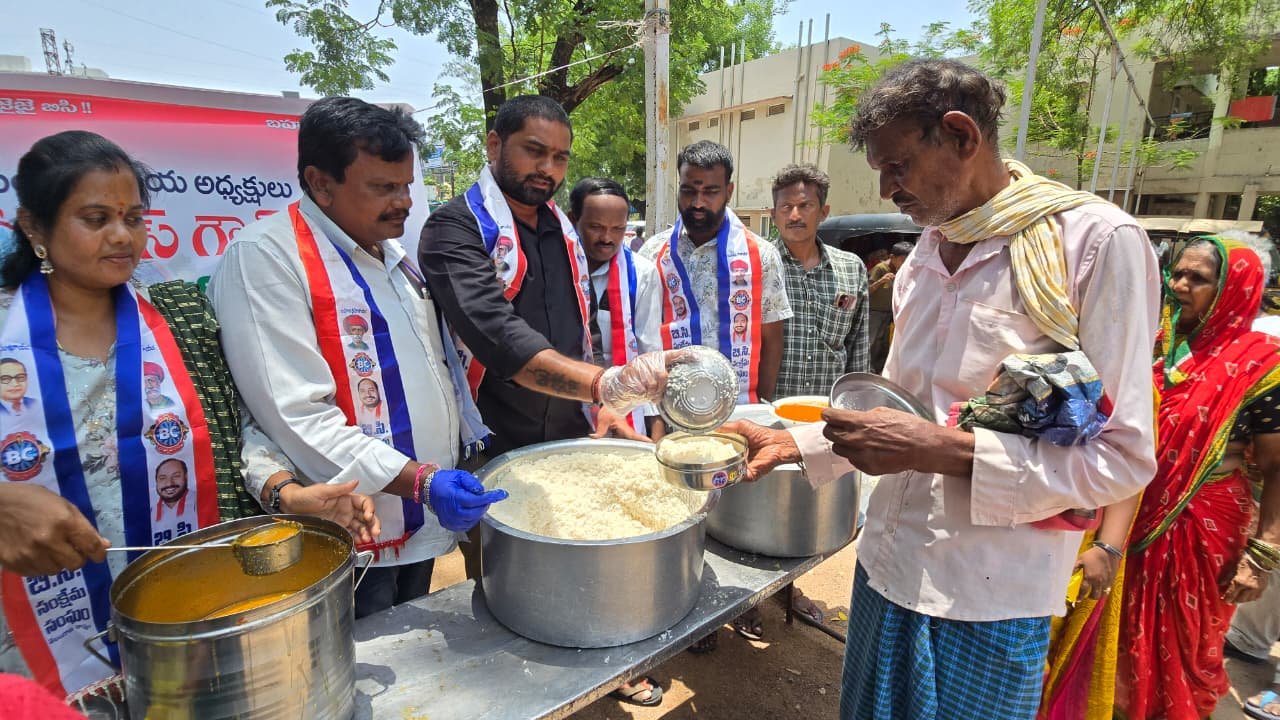 ఘనంగా బీసీ సంక్షేమ సంఘం జాతీయ అధ్యక్షులు జాజుల శ్రీనివాస్ గౌడ్ జన్మదిన వేడుకలు 