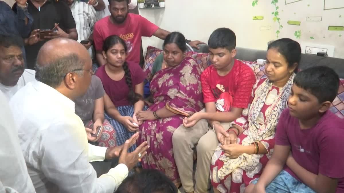 ఒమన్ డ్రోన్ దాడిలో విశాఖ వాసి సురేశ్ మృతి - కన్నీరుమున్నీరవుతున్న కుటుంబం