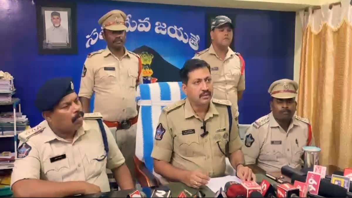 కారులో యువతిని తీసుకెళ్లి నిద్రమాత్రలు కలిపిన కూల్డ్రింక్ తాగించిన యువకుడు - స్పృహ కోల్పొయాక ఊపిరాడకుండా చేసి హత్య - మృతదేహానికి రాయి కట్టి చెరువులో పడేసిన నిందితులు
