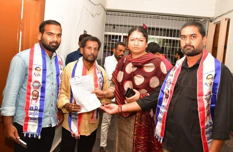 జర్నలిస్టు పిల్లలకు ఉచిత విద్య ఇవ్వాలని కలెక్టర్ కు వినతి.. బీసీ సంక్షేమ అనుబంధ సంఘ నాయకులు..   