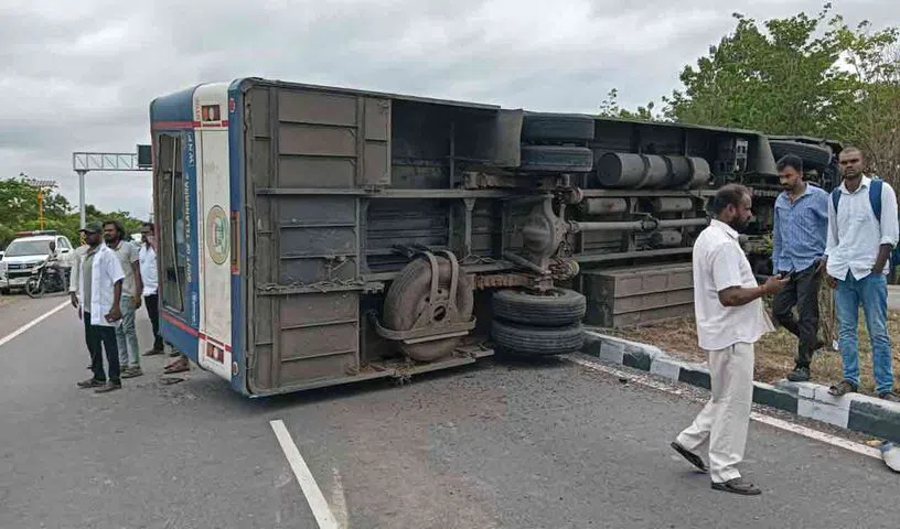 డివైడర్ ఢీకొని ఆర్టీసీ బస్సు బోల్తా..