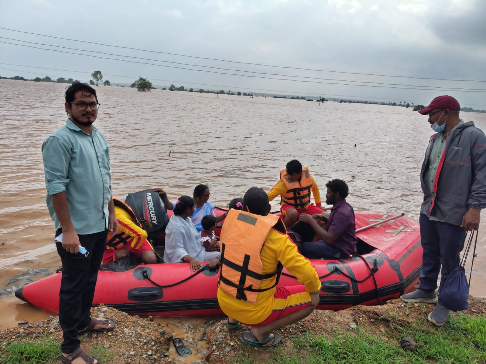 గోదావరి వరదల మధ్య గర్భిణిని సురక్షితంగా తరలించిన ఎన్డీఆర్ఎఫ్ బృందం