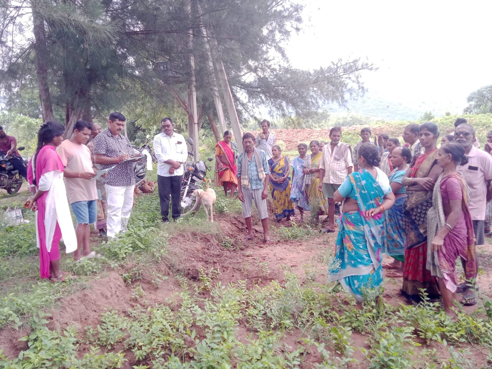 ఉపాధి హామీ పనిలో ఏపీవో చిరంజీవి సమావేశం....