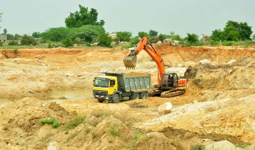  పట్టపగలే మట్టి దందా.. యంత్రాలతో యథేచ్ఛగా తవ్వకాలు.. 