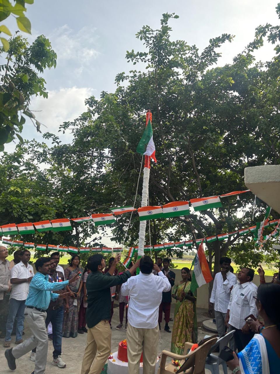 జెండా ఎగరేయడంలోనూ నిర్లక్ష్యమా? కామేపల్లి సర్పంచ్ తీరుపై ఆగ్రహం!