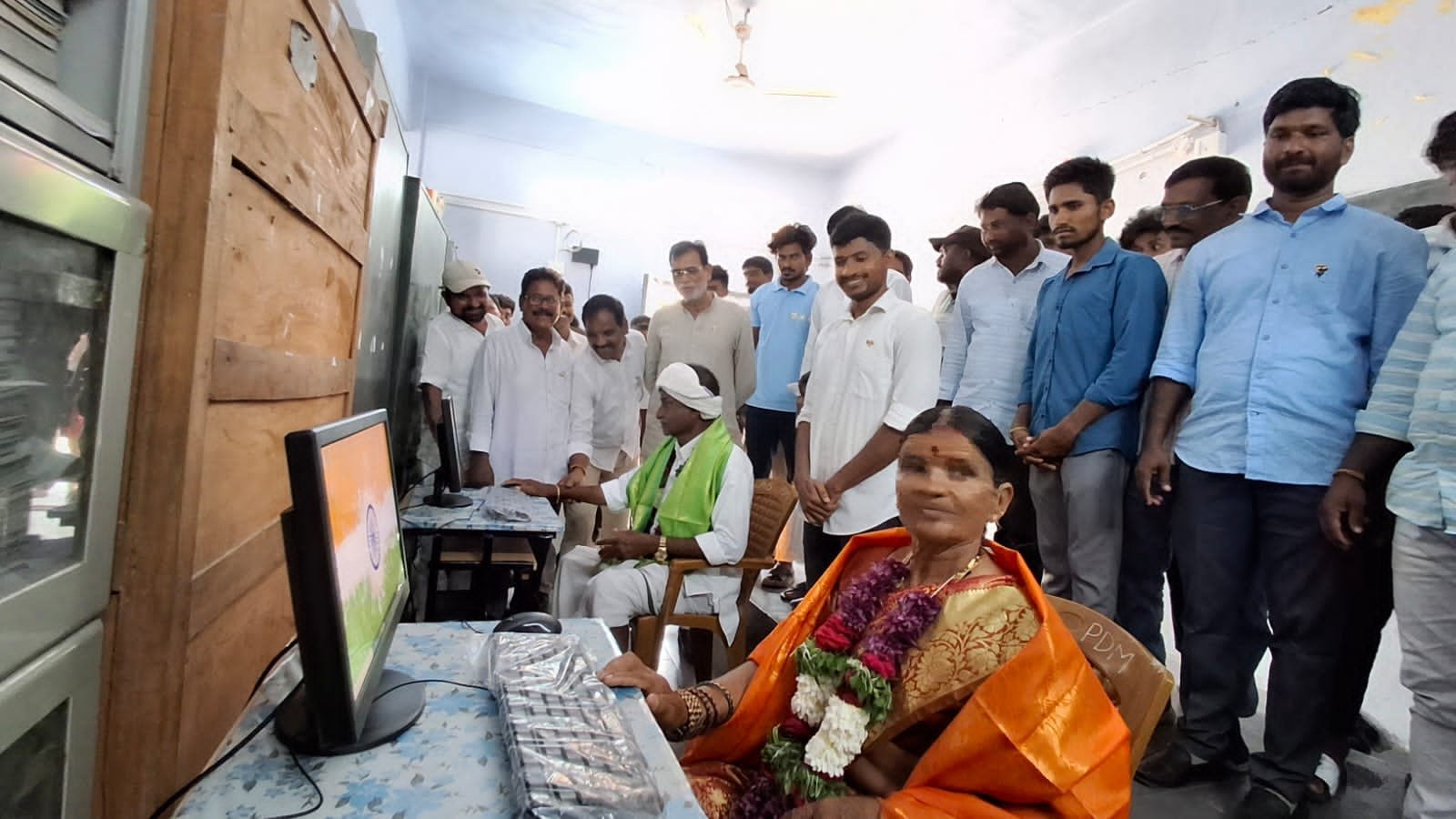 స్కూల్ కి ఆరు కంప్యూటర్ లు అందజేసిన సిఆర్పిఎఫ్ ఎస్ఐ 