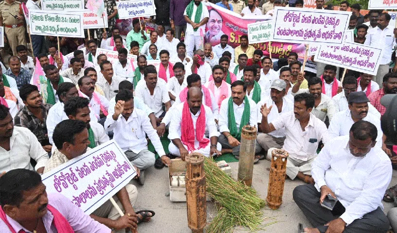  రైతులకు కోతల్లేని క‌రెంట్ ఇవ్వాల‌ని బీఆర్ఎస్ ఆధ్వ‌ర్యంలో భారీ ధ‌ర్నా