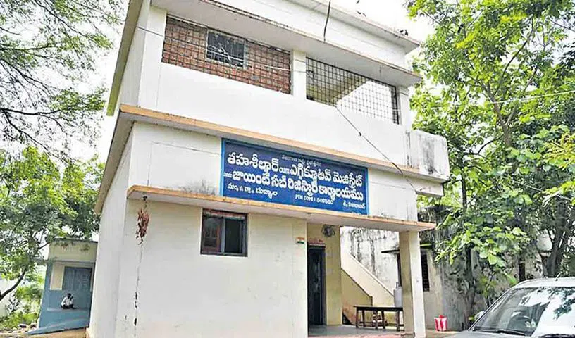 పోలీసుల గుప్పిట్లో హకీంపేట.. 