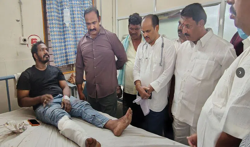 బ‌స్సు ప్ర‌మాద క్షతగాత్రులకు మాజీ ఎమ్మెల్యే బొల్లం మ‌ల్ల‌య్య యాద‌వ్ ప‌రామ‌ర్శ