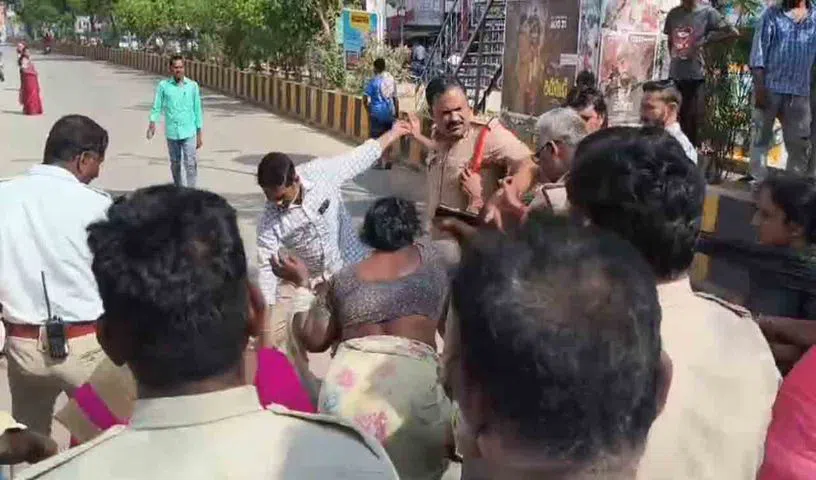కోదాడలో బడ్డీ కొట్టు తొలగింపు..