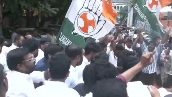 హైదరాబాద్ లో మెరుపు ధర్నా- ఉద్రిక్తత