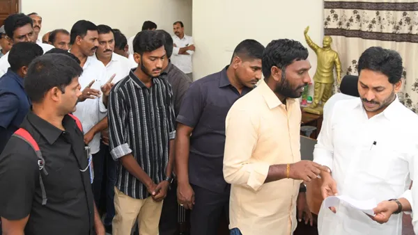 పులివెందులకు జగన్, ఫ్యామిలీతో కలిసి..
