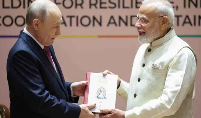 రష్యా అధ్యక్షుడు పుతిన్‌కు.. ‘తిరుక్కురళ్‌’ను బహుకరించిన ప్రధాని మోదీ