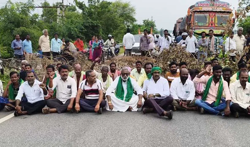 కరెంట్ కోతలపై రైతుల కన్నెర్ర.. సబ్‌స్టేషన్‌ ముట్టడి.. 