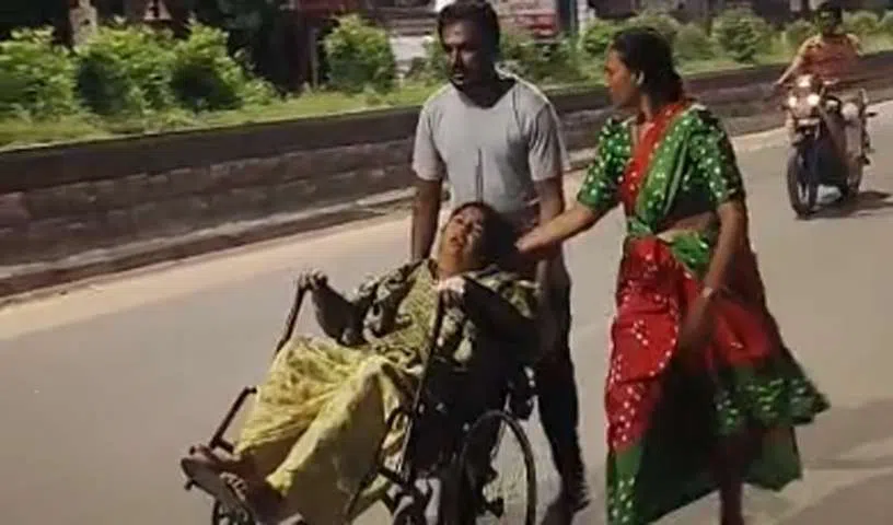 తల్లికి వైద్యం అందలేదని.. వీల్‌చైర్‌లో ఎమ్మెల్యే ఇంటికి తీసుకెళ్లిన కొడుకు