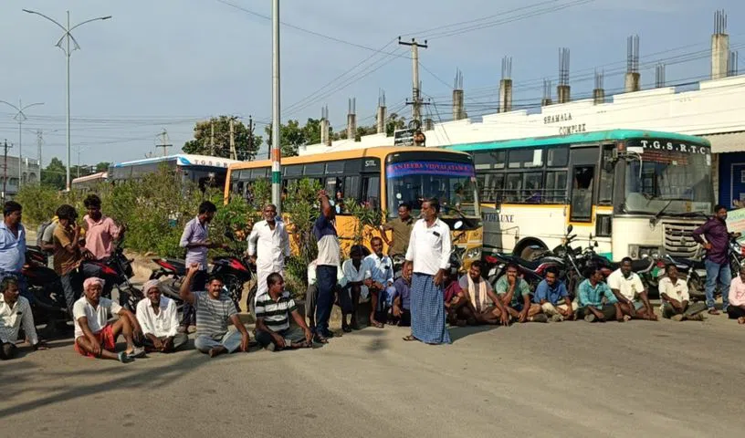 కరెంట్ కోసం రామాయంపేటలో రైతుల రాస్తారోకో..