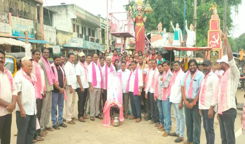 ఇల్లెందులో కేసీఆర్ చిత్ర‌ప‌టానికి క్షీరాభిషేకం