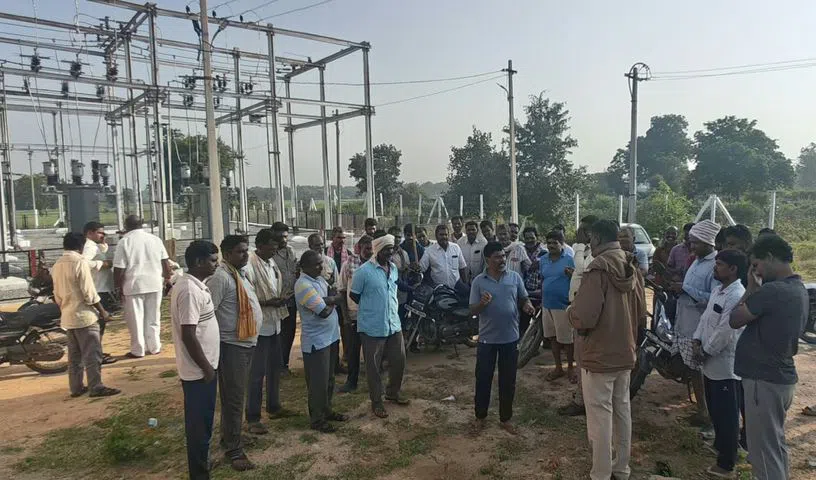 చండూర్‌ సబ్‌స్టేషన్‌ ముట్టడించిన రైతులు..