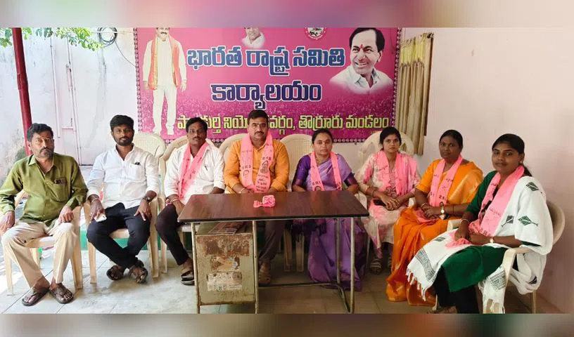 మున్సిపల్ కమిషనర్ తీరుపై కలెక్టర్‌కు ఫిర్యాదు చేస్తాం